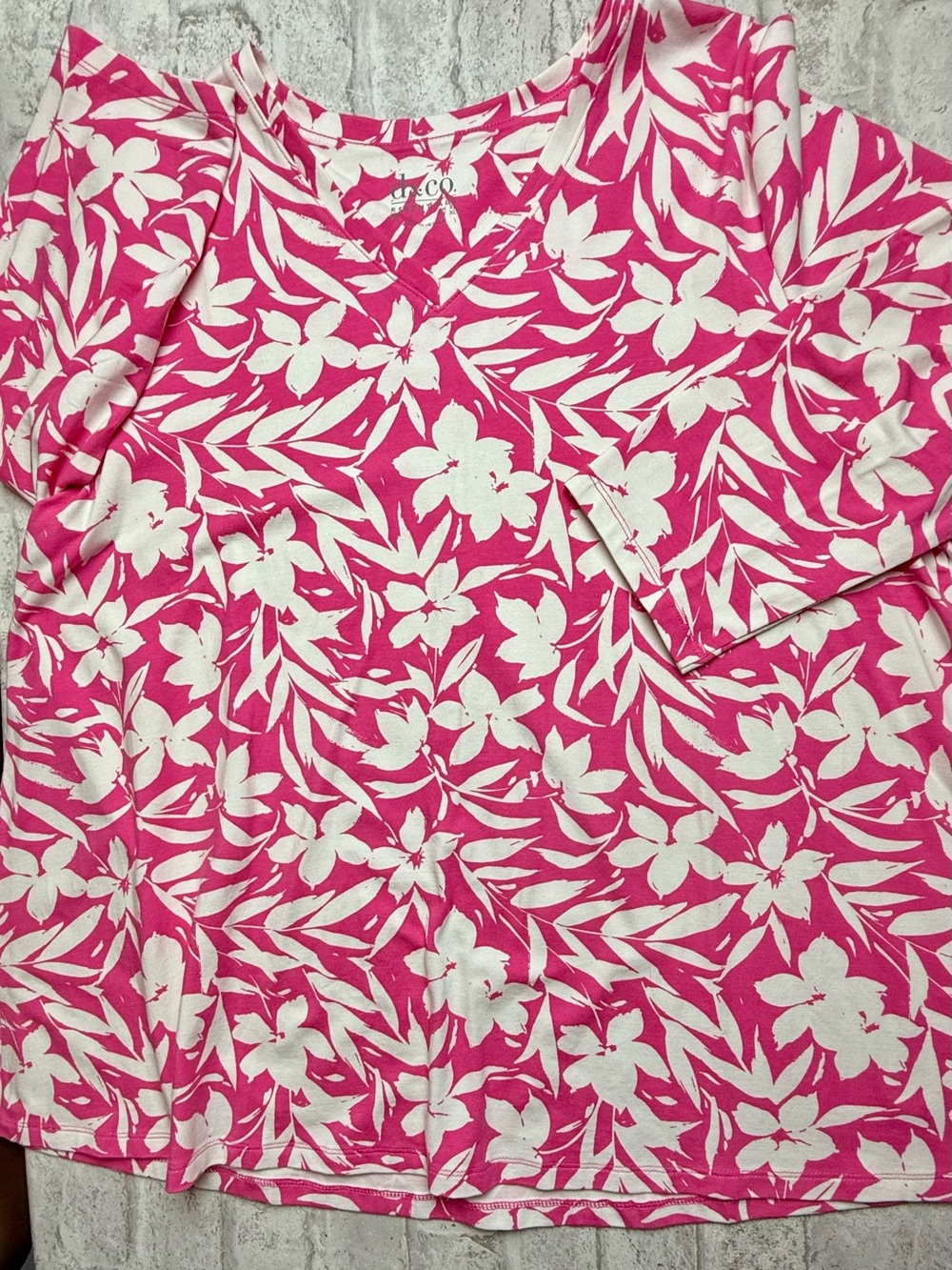 d&co. ESSENTIALS Pink White Floral Knit V Neck Top Sz L EUC 😍